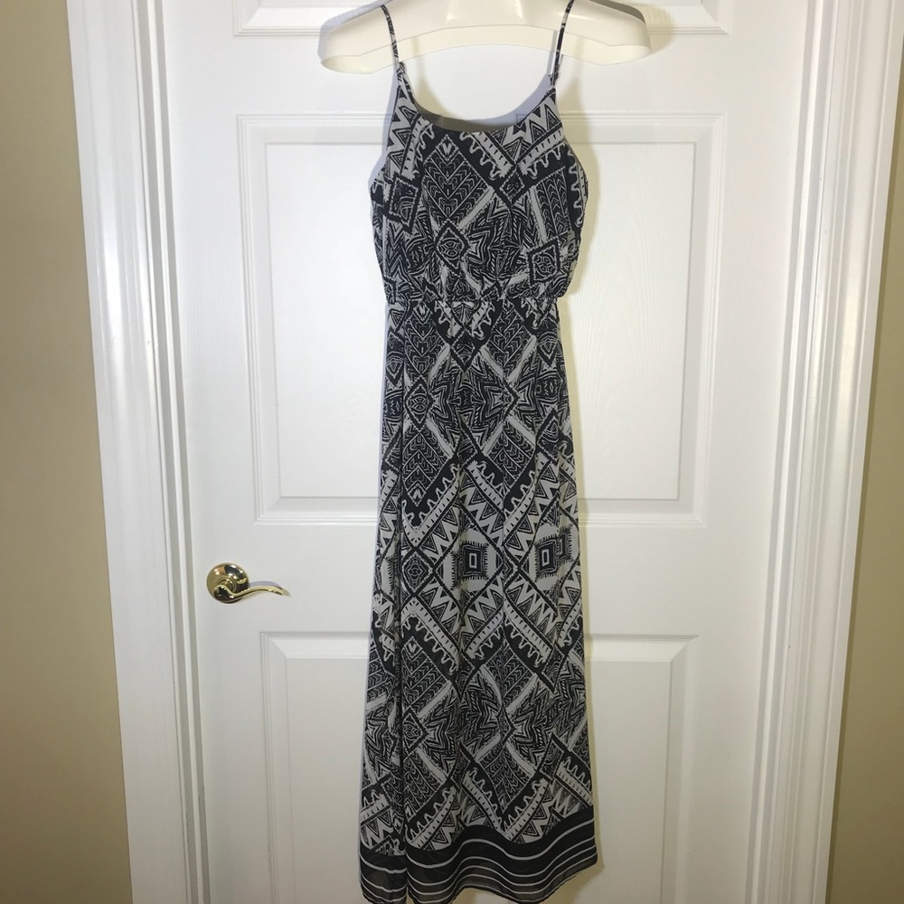 Xhilaration Black & White Keyhole Back Maxi Dress